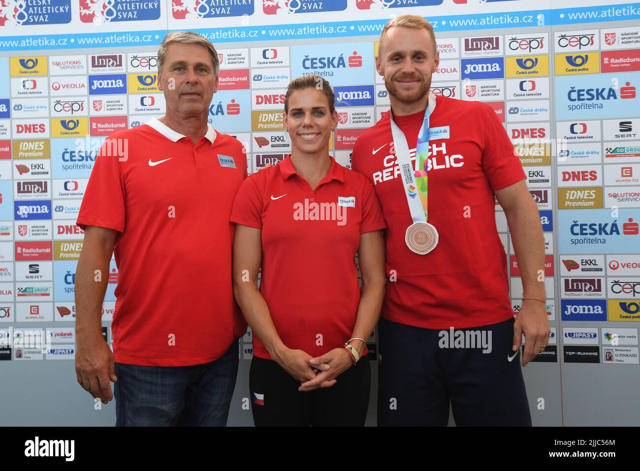Prag, Tschechische Republik. 25.. Juli 2022. Der tschechische Trainer Jan Zelezny (von links) und die Athleten Nikola Ogrodnikova und Jakub Vadlejch (präsentieren seine Speerwurf-Bronzemedaille) posieren nach der Rückkehr aus den USA, der Eugene Leichtathletik-Weltmeisterschaft, nach Prag, Tschechische republik, am Montag, den 25. Juli, 2022. Kredit: Katerina Sulova/CTK Photo/Alamy Live News Stockfoto