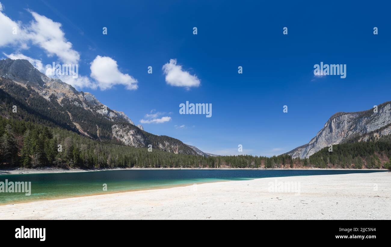 Maxi Panoramablick auf den Lago di Tovel, eingerahmt von bewaldeten Hochalpen, Ville d'Anaunia, Trentino, Italien Stockfoto