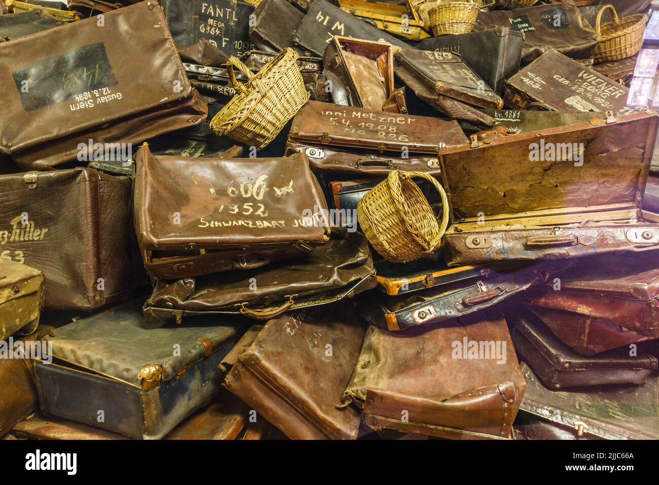 Die Taschen gehörten den Häftlingen des Konzentrationslagers Auschwitz-Birkenau. Oswiecim, Polen, 17. Juli 2022 Stockfoto
