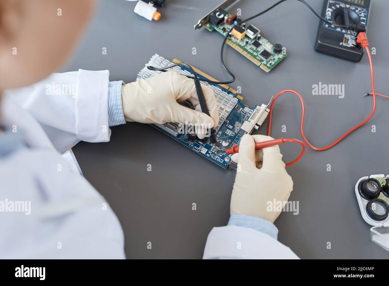 Draufsicht Nahaufnahme der Qualitätskontrolle in der Hardware-Fabrik, Kopierplatz Stockfoto