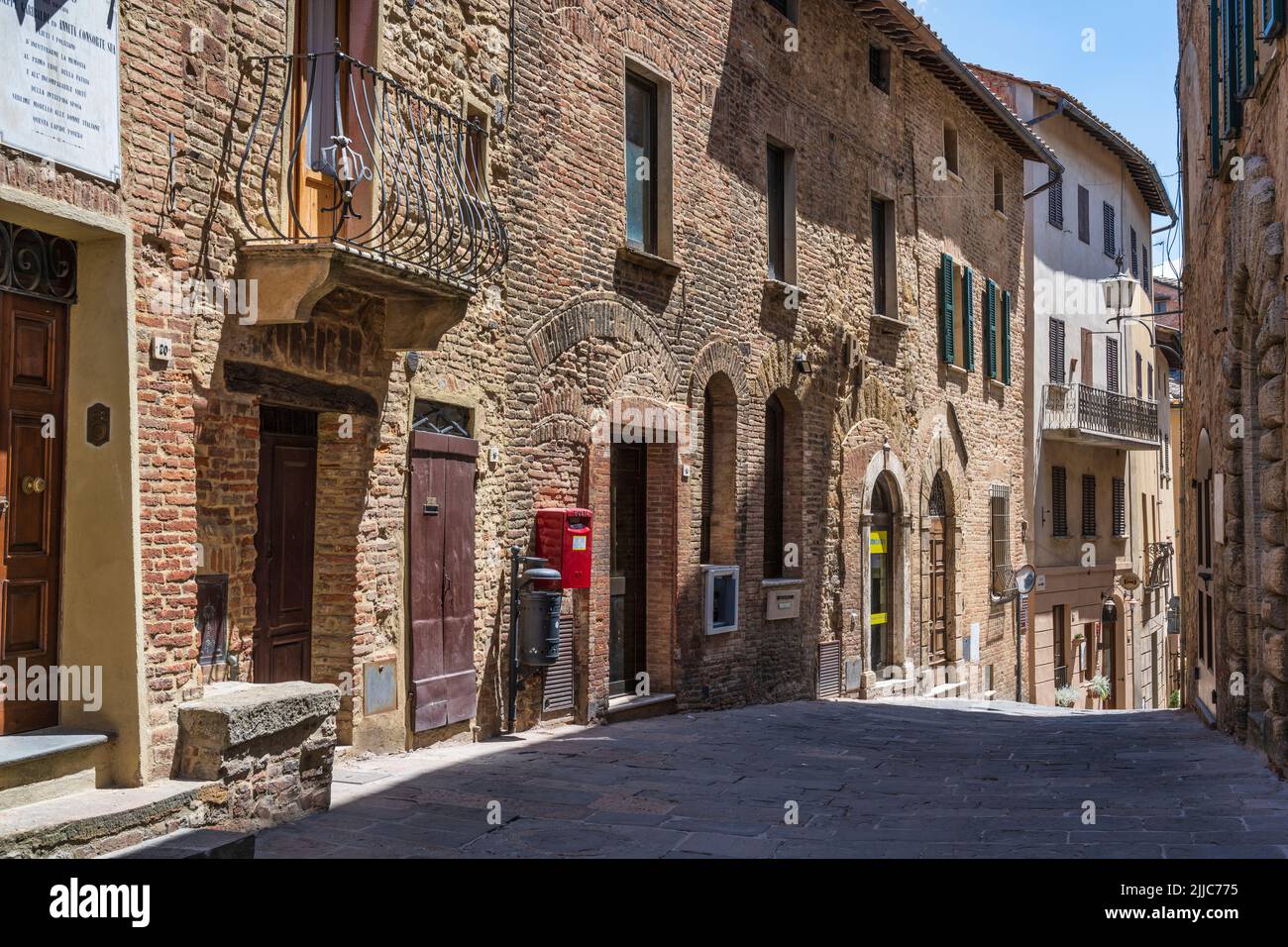 Schmale, gewundene Straße der Via dell Erbe in Montepulciano, Toskana, Italien Stockfoto