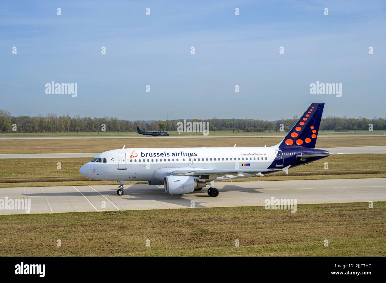 München, Deutschland - 22. April 2022 : Brussels Airlines Airbus A319-112 mit der Flugzeugregistrierung rollt OO-SSR zum Start auf der nördlichen R Stockfoto