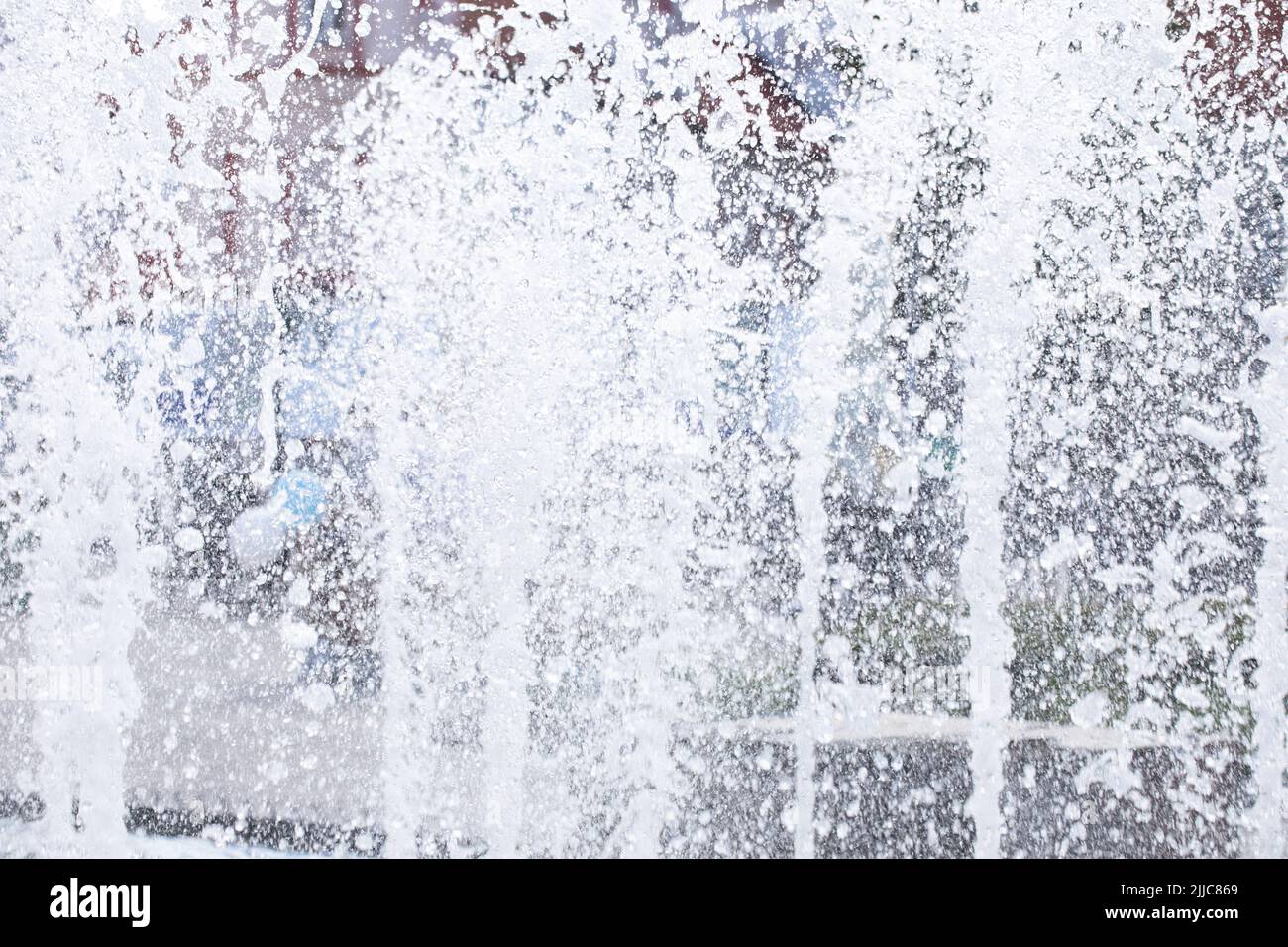 Tröpfchen, Spritzer von frischem, sprudelndem Wasser in einem Springbrunnen - Posen, Polen. Stockfoto