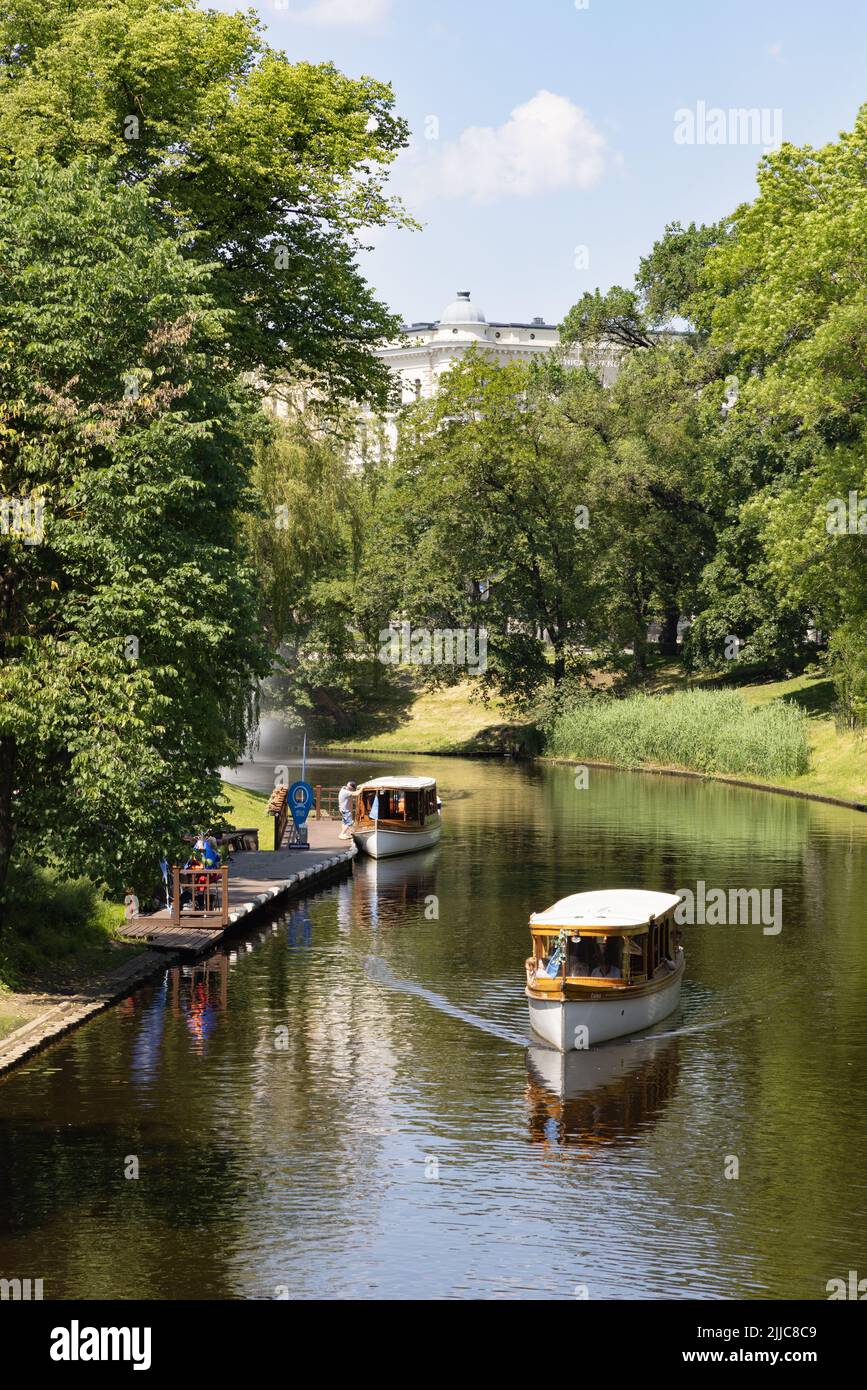 Riga Travel; Kanalboote auf dem Rigaer Stadtkanal, die Touristen eine Besichtigungstour bieten, Rigaer Altstadt, Riga Lettland Europa Stockfoto