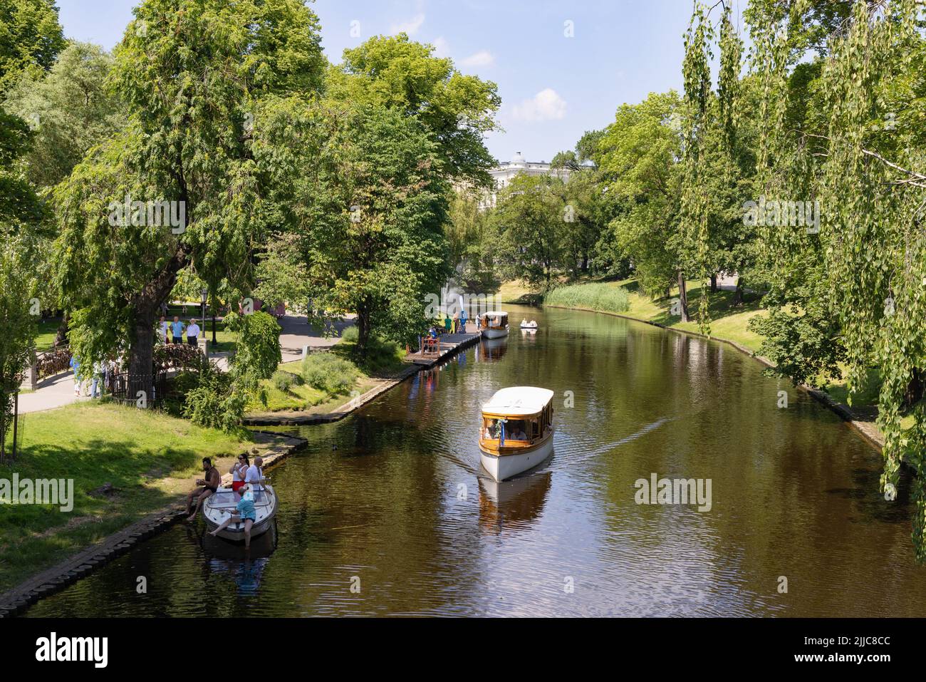 Riga Travel; Kanalboote auf dem Rigaer Kanal, die Touristen eine Besichtigungstour bieten, Rigaer Altstadt, Riga Lettland Europa Stockfoto