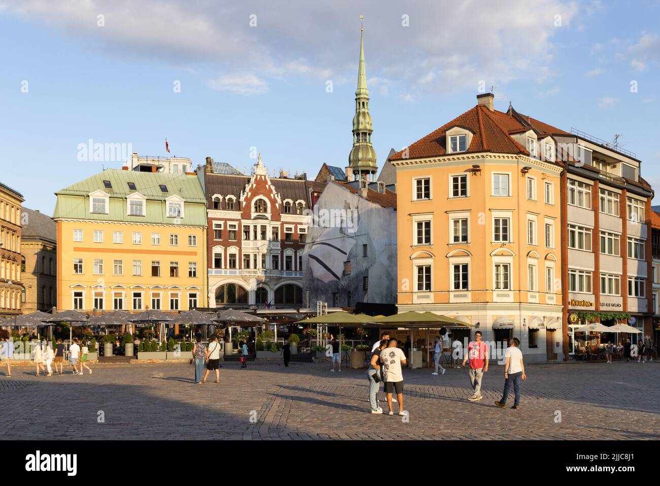 Rigaer Reisen; Menschen mischen sich in der Sommersonne, Domplatz, Rigaer Altstadt, Riga, Lettland, Europa Stockfoto