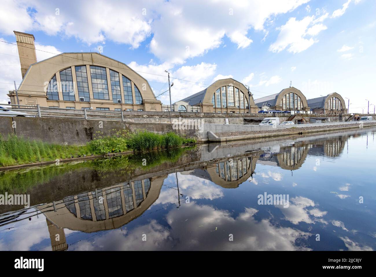 Außenansicht des Zentralmarkts von Riga, erbaut in alten Zeppelin-Hangars aus dem 1. Weltkrieg, größter überdachter Markt in Europa, Riga, Lettland Europa. UNESCO-Weltkulturerbe. Stockfoto