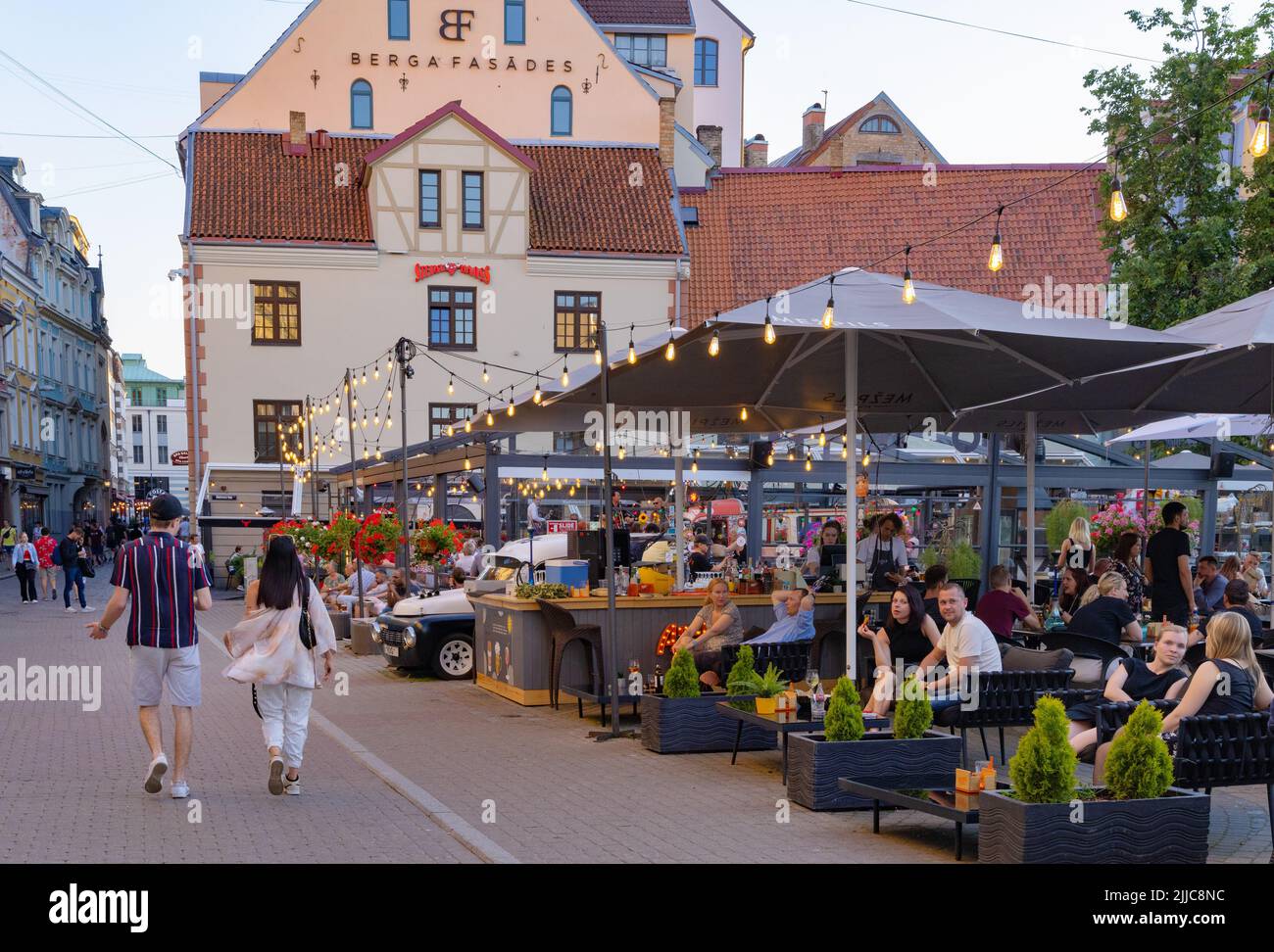 Straßenszene Riga, da die Bars am Abend mit Menschen gefüllt sind, die trinken; - Nachtleben und Rigaer Lifestyle, Rigaer Altstadt, Riga Lettland Europa Stockfoto
