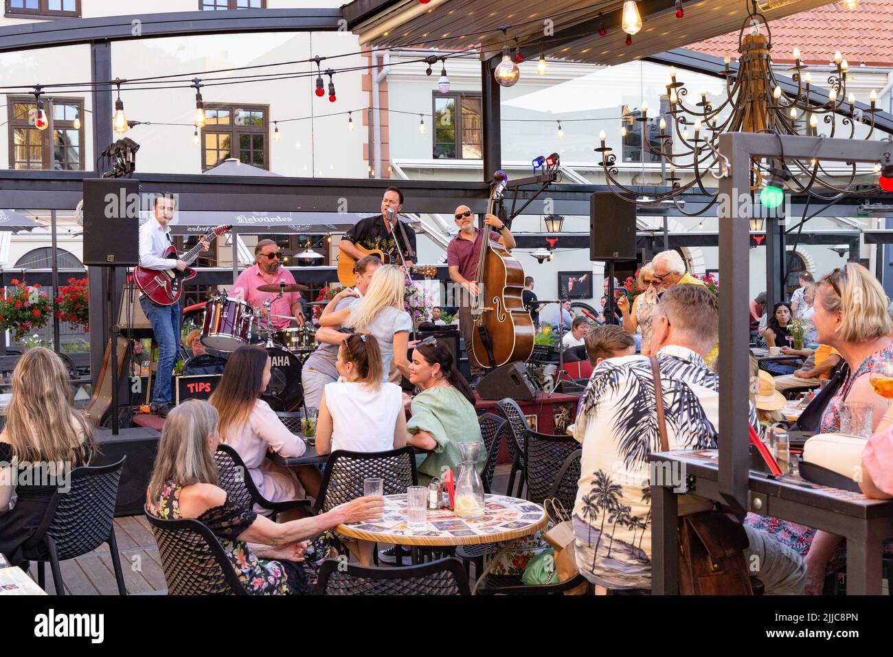 Rigas Lebensstil; abends trinkende Gäste in einer Bar und eine Musikband; Riga Lettland Europe Stockfoto