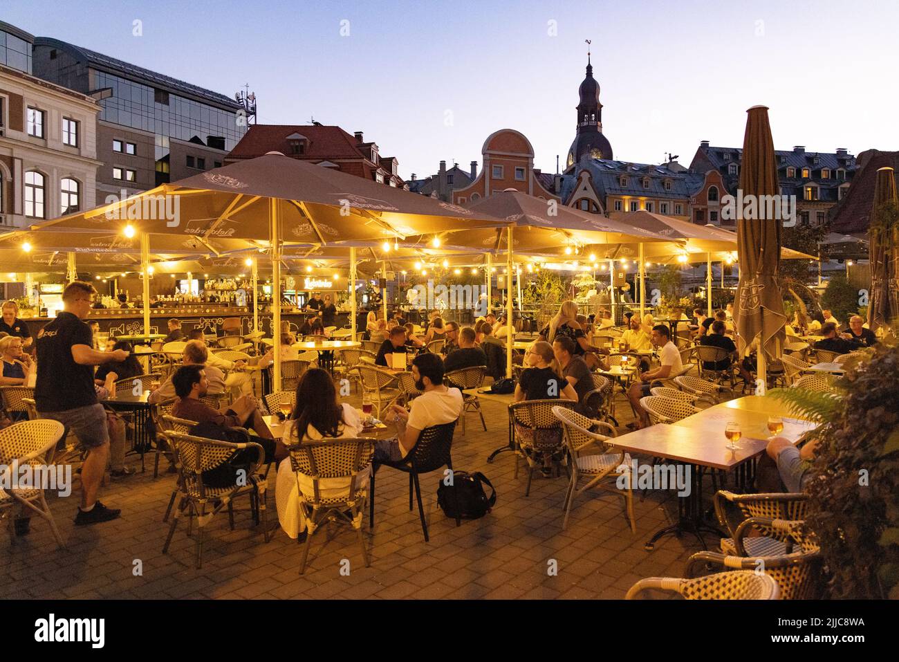 Nachtleben in Riga; Menschen trinken in Bars und Cafés in der Nacht, Altstadt von Riga, Riga Lettland Europa Stockfoto
