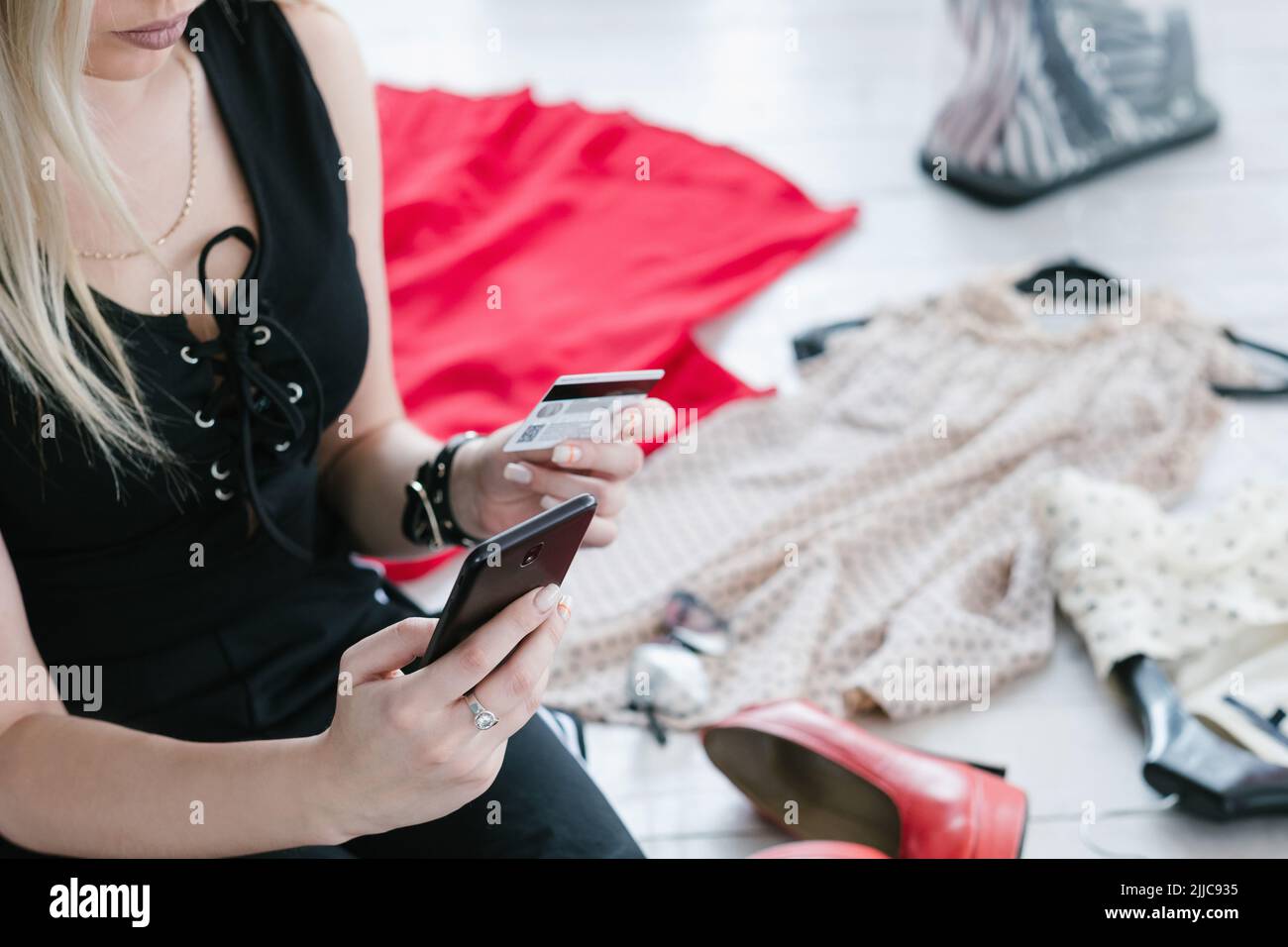 Kleidung Online-Shop Frau beim Surfen mobile Karte Stockfoto