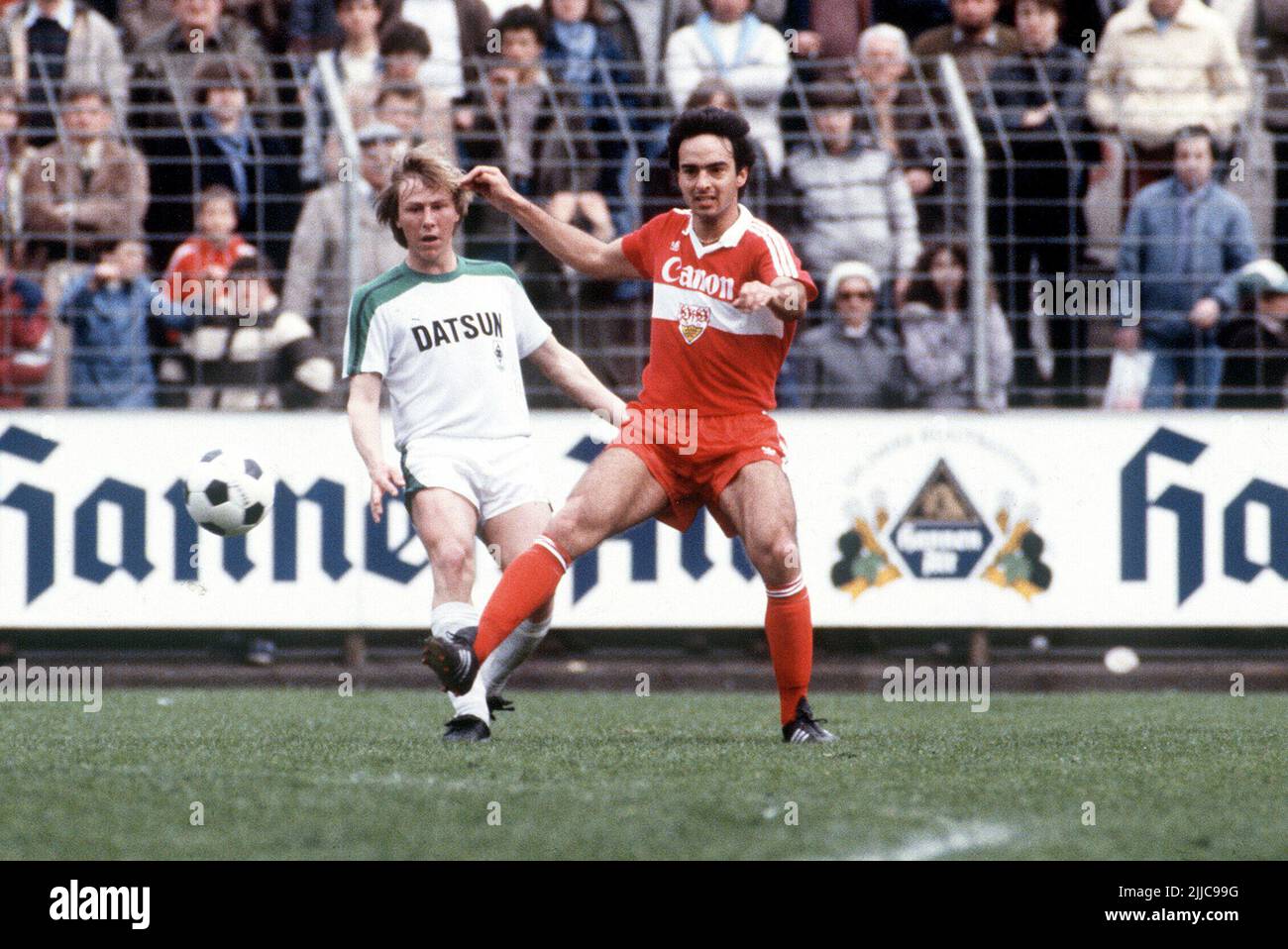 ARCHIVFOTO: Hansi MÜLLER wird 65 am 27. Juli 2022, 01SN Mueller 240482SP.jpg Hansi MÜLLER, Deutschland, Fußball, VfB Stuttgart, Aktion, Einzelaktion, QF Borussia Monchengladbach - VfB Stuttgart 0:0 am 04/24/1982 © Stockfoto