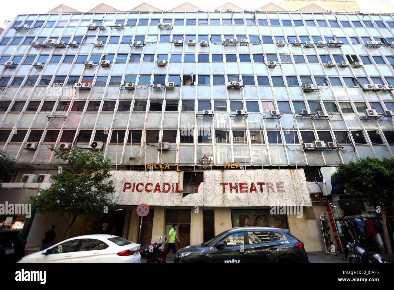 (220725) -- BEIRUT, 25. Juli 2022 (Xinhua) -- das Foto vom 25. Juli 2022 zeigt die Außenansicht des Piccadilly Theatre in Beirut, Libanon. Das Piccadilly Theatre hatte viele internationale und lokale künstlerische Aktivitäten durchgeführt, bis es Anfang 1990s niedergebrannt wurde und bis heute geschlossen blieb. Das Kulturministerium plant, es wieder herzustellen. (Xinhua/Bilal Jawich) Stockfoto