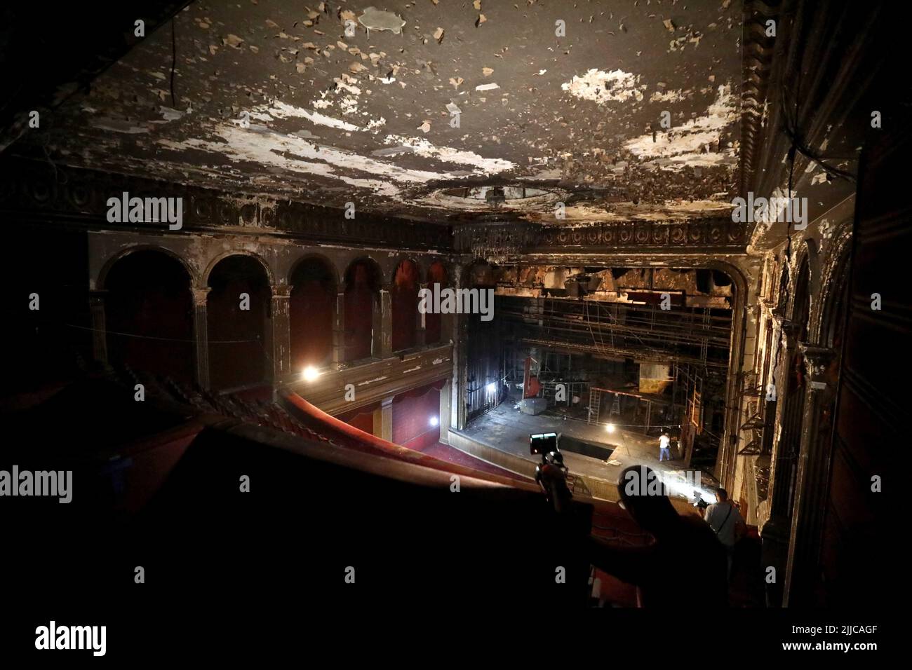 Beirut. 25.. Juli 2022. Das Foto vom 25. Juli 2022 zeigt die Innenansicht des Piccadilly Theatre in Beirut, Libanon. Das Piccadilly Theatre hatte viele internationale und lokale künstlerische Aktivitäten durchgeführt, bis es Anfang 1990s niedergebrannt wurde und bis heute geschlossen blieb. Das Kulturministerium plant, es wieder herzustellen. Quelle: Bilal Jawich/Xinhua/Alamy Live News Stockfoto