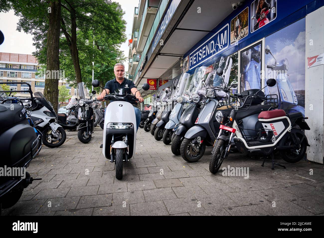 2022-07-25 13:03:33 ROTTERDAM - ein Elektroroller in einem Geschäft. Zum ersten Mal werden mehr elektrische Mopeds verkauft als benzinbetriebene Mopeds. In der ersten Jahreshälfte waren mehr als die Hälfte der verkauften Mopeds elektrisch. ANP PHIL NIJHUIS niederlande Out - belgien Out Stockfoto