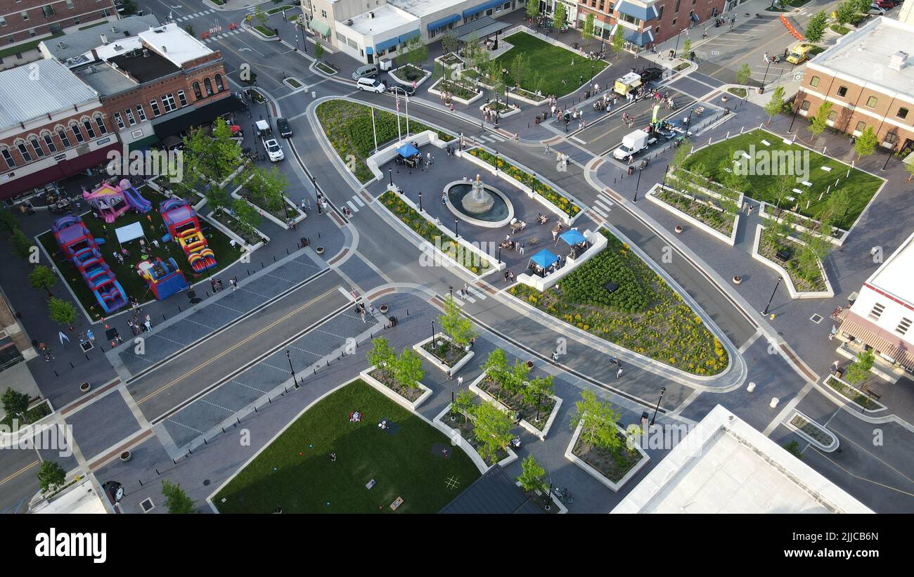 Ein Blick aus der Vogelperspektive auf einen grünen Platz und den Verkehr in Shelbyville, Indiana Stockfoto