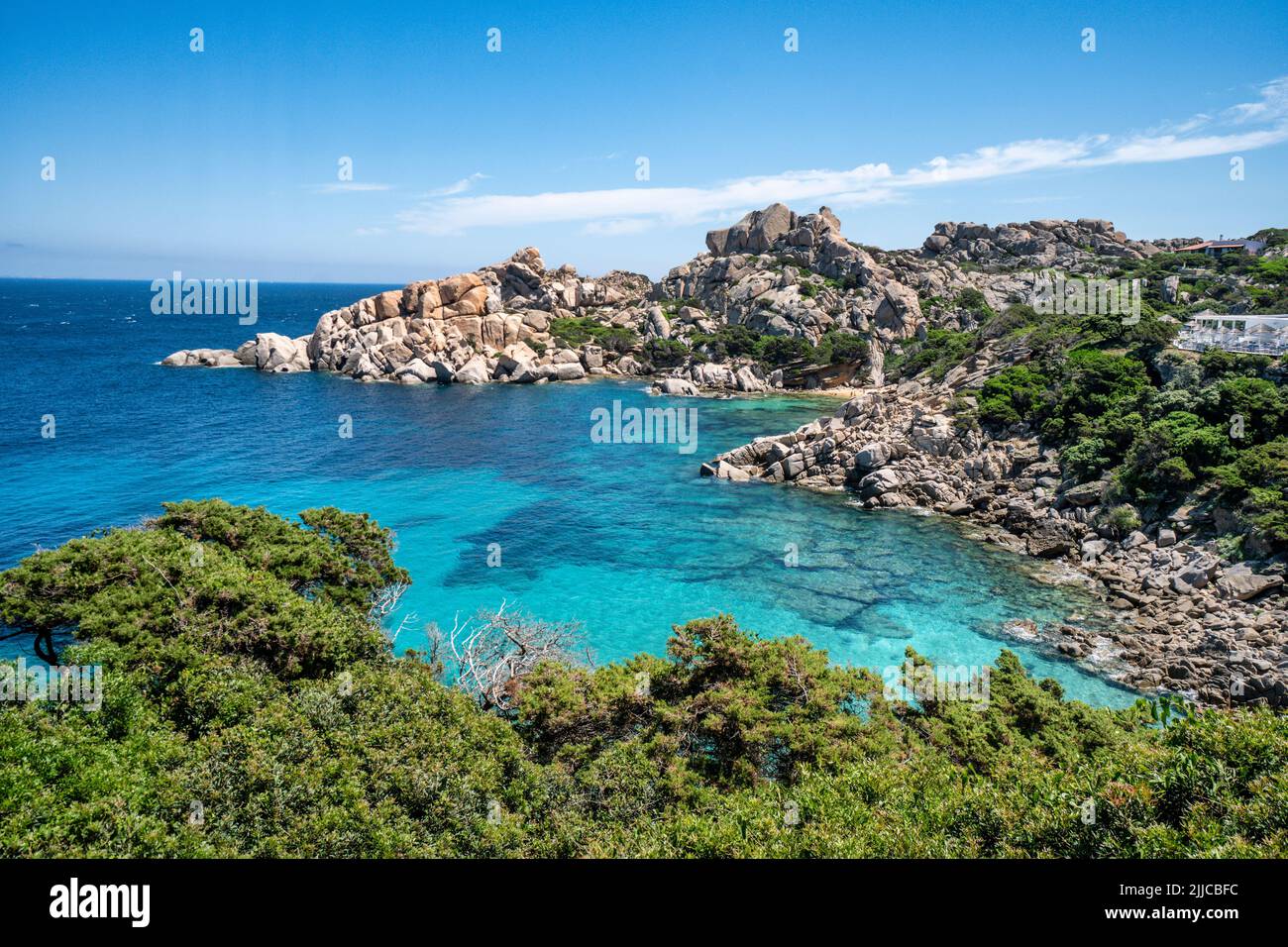 Bucht in Capo Testa in Sardinien, bizarre Felsen, glasklares Wasser, Italien Stockfoto