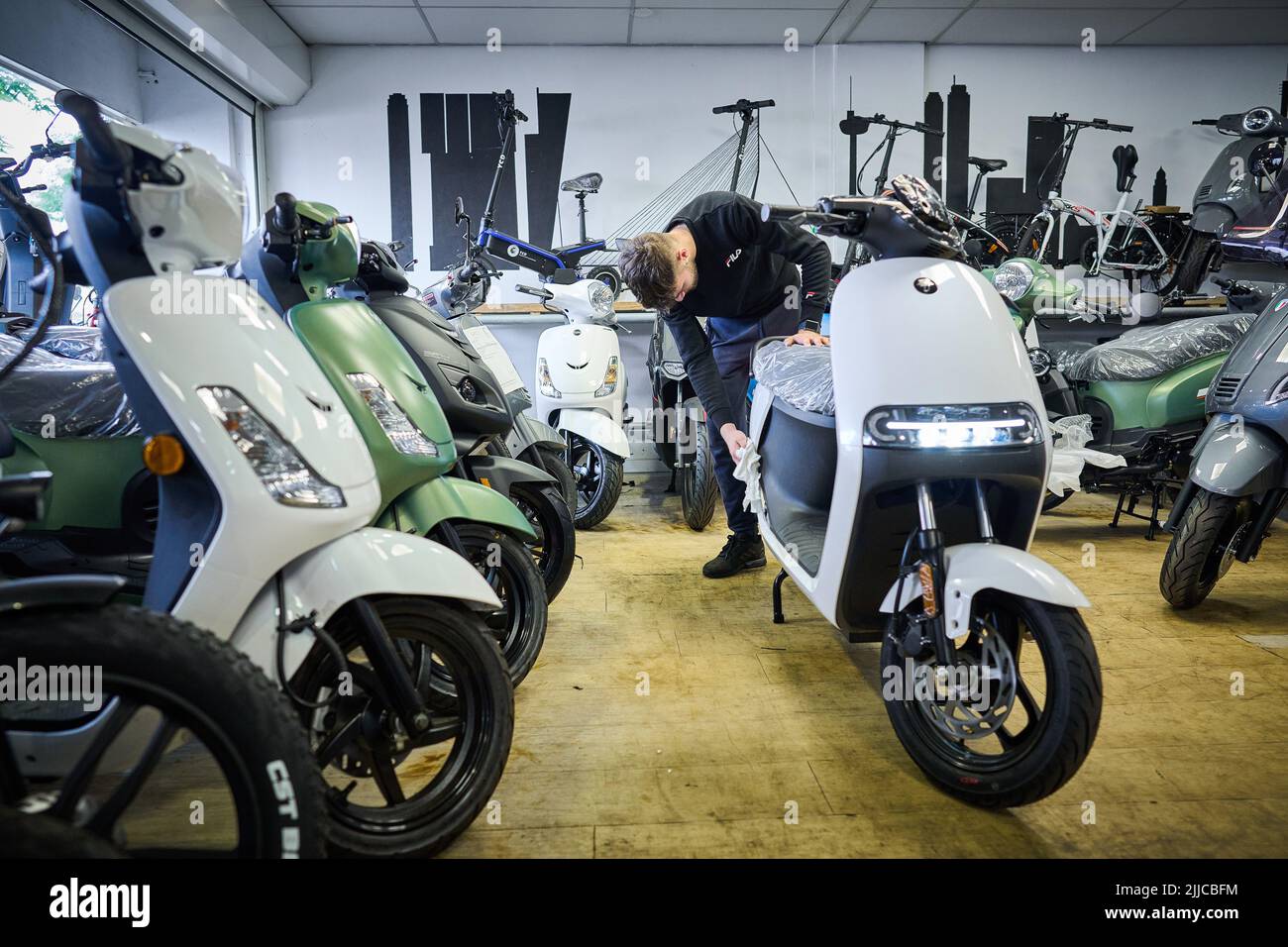 2022-07-25 12:42:44 ROTTERDAM - Elektro-Scooter in einem Geschäft. Zum ersten Mal werden mehr elektrische Mopeds verkauft als benzinbetriebene Mopeds. In der ersten Jahreshälfte waren mehr als die Hälfte der verkauften Mopeds elektrisch. ANP PHIL NIJHUIS niederlande Out - belgien Out Stockfoto