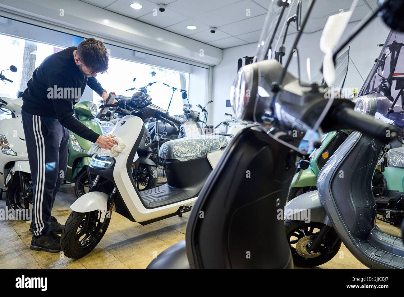 2022-07-25 12:42:08 ROTTERDAM - Elektro-Scooter in einem Geschäft. Zum ersten Mal werden mehr elektrische Mopeds verkauft als benzinbetriebene Mopeds. In der ersten Jahreshälfte waren mehr als die Hälfte der verkauften Mopeds elektrisch. ANP PHIL NIJHUIS niederlande Out - belgien Out Stockfoto