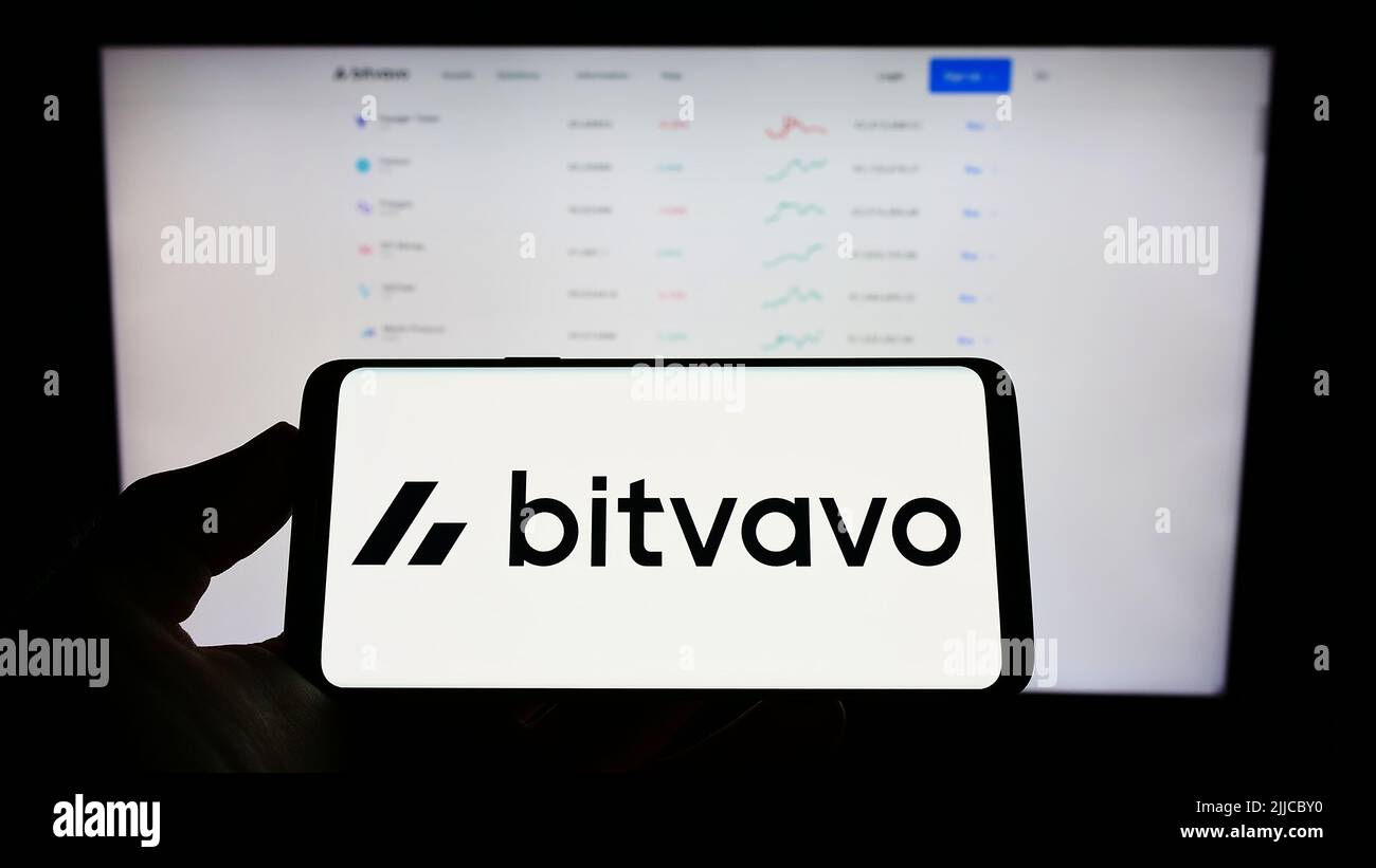 Person, die Mobiltelefon mit dem Logo der Kryptowährungsfirma Bitvavo BV auf dem Bildschirm vor der Geschäftswebseite hält. Konzentrieren Sie sich auf die Telefonanzeige. Stockfoto
