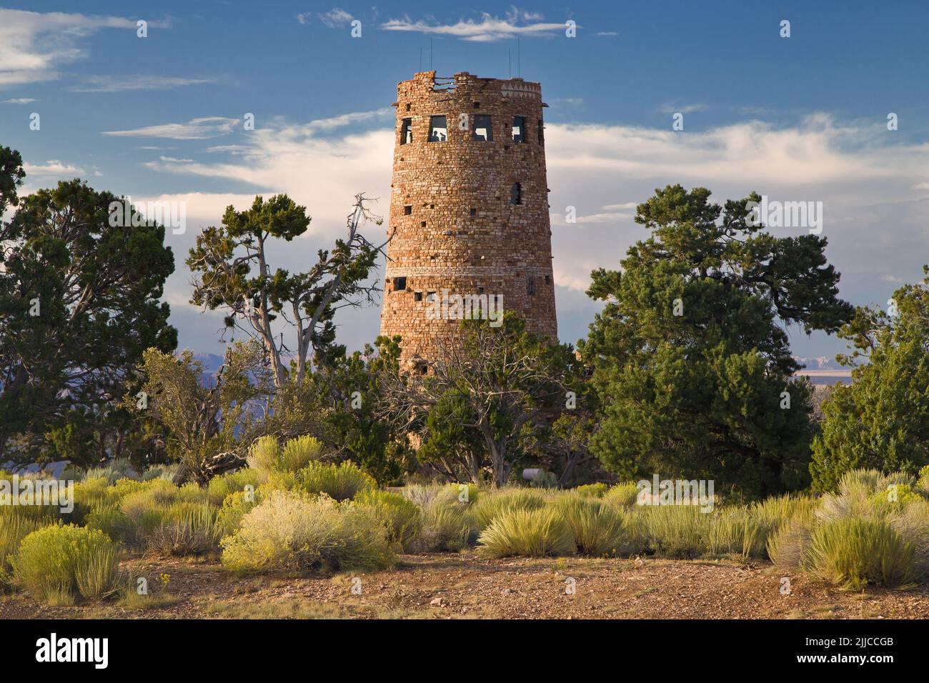 Wachturm mit Blick auf die Wüste am Südrand des Grand Canyon, Arizona, USA. Stockfoto