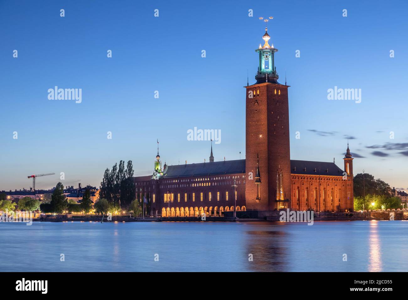 Stockholm, Schweden. Beleuchtetes Gebäude Rathaus in der Dämmerung Stockfoto