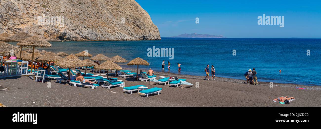 PERISSA, GRIECHENLAND - MAI 22,2022: Perissa schwarzer Strand auf Santorini mit Menschen im Urlaub Stockfoto