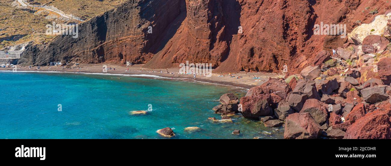 Schöne Landschaft von rotem Sandstrand in Akrotiri Dorf auf Santorini, Griechenland, Panorama Stockfoto