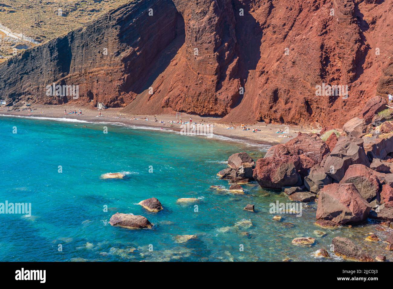 Wunderschöne Landschaft mit rotem Sandstrand im Dorf Akrotiri auf Santorini, Griechenland Stockfoto