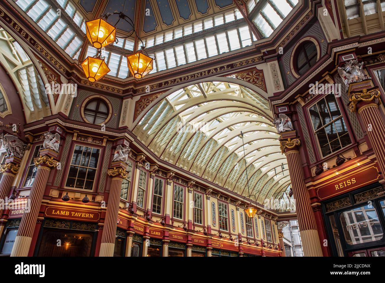 London, Großbritannien. 09.. Juli 2022. Wunderschöne Innenarchitektur des Leadenhall Market in der City of London, verwendet als die Winkelgasse in Harry Potter und der Stein der Weisen. (Foto von John Wreford/SOPA Images/Sipa USA) Quelle: SIPA USA/Alamy Live News Stockfoto