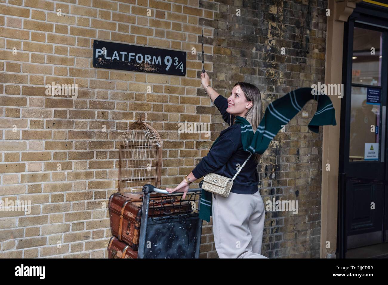 London, Großbritannien. 09.. Juli 2022. Ein Tourist posiert für Fotos auf Plattform 9 und 3/4s Kings Cross Station London, Szenen und Orte aus den Filmen der Harry Potter Geschichten von JK Rowling. (Foto von John Wreford/SOPA Images/Sipa USA) Quelle: SIPA USA/Alamy Live News Stockfoto