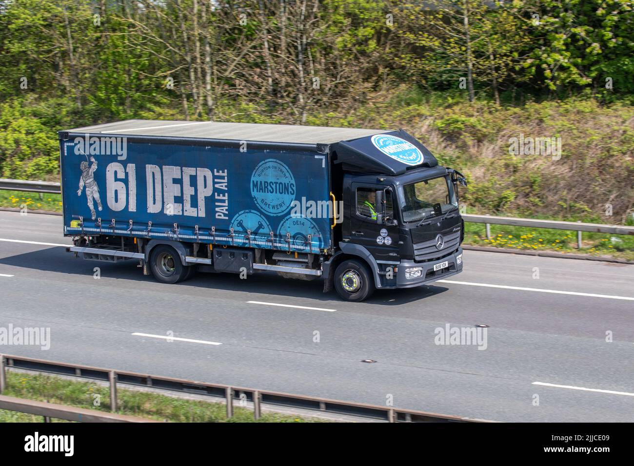 MARSTON'S 61 DEEP Pale Ale 2018 Mercedes Benz Lieferwagen 5132cc Diesel starr; unterwegs auf der Autobahn M6, Großbritannien Stockfoto