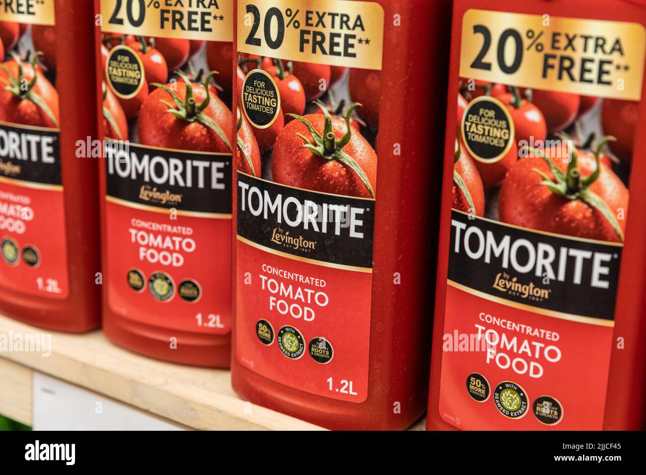 Levington Tomorit konzentrierte Tomatenfutter, wobei zusätzliche 20 % in einem englischen Gartencenter in Lancashire, Europa, verkauft werden. Stockfoto