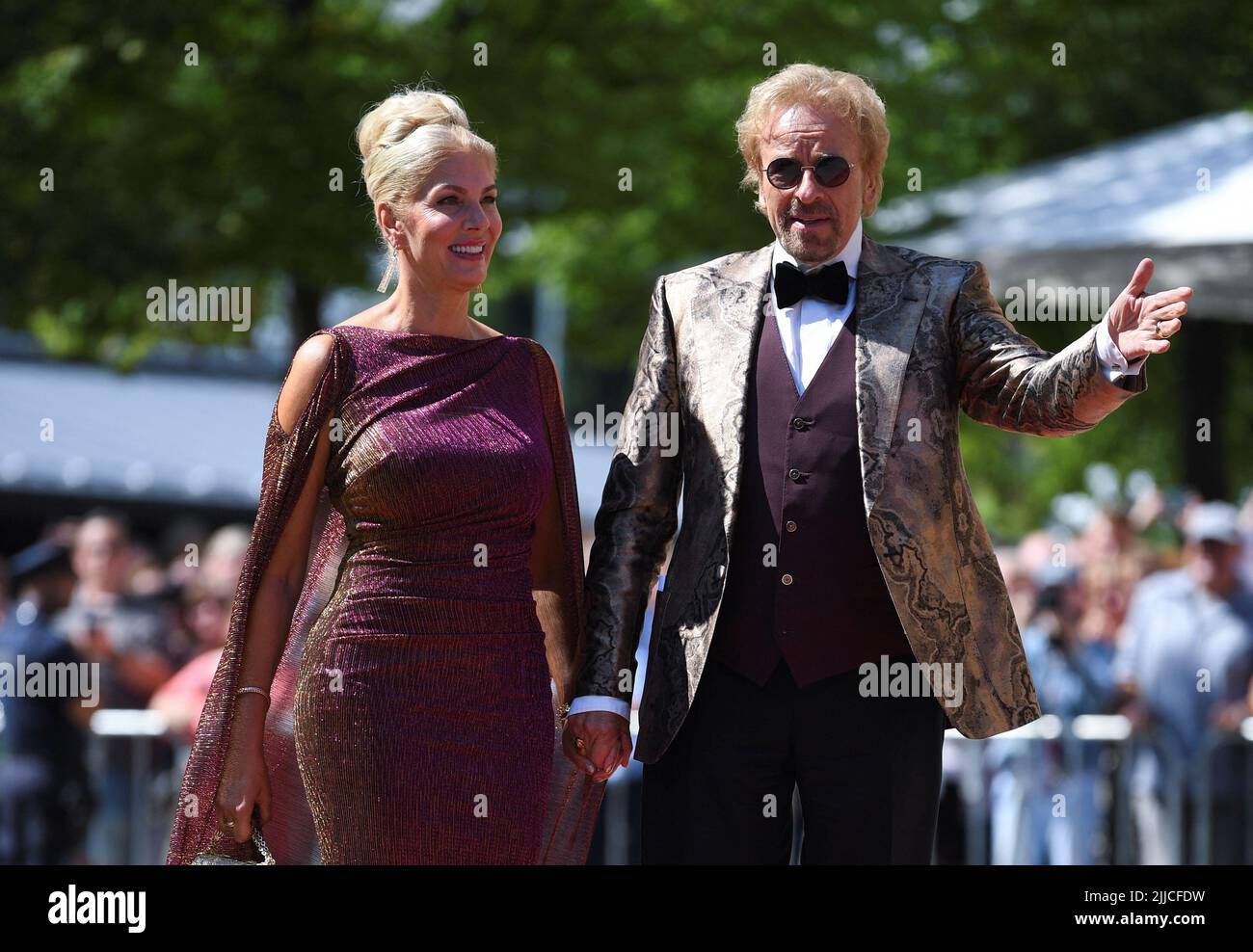 Thomas Gottschalk und seine Frau Karina Mross posieren, als sie zur