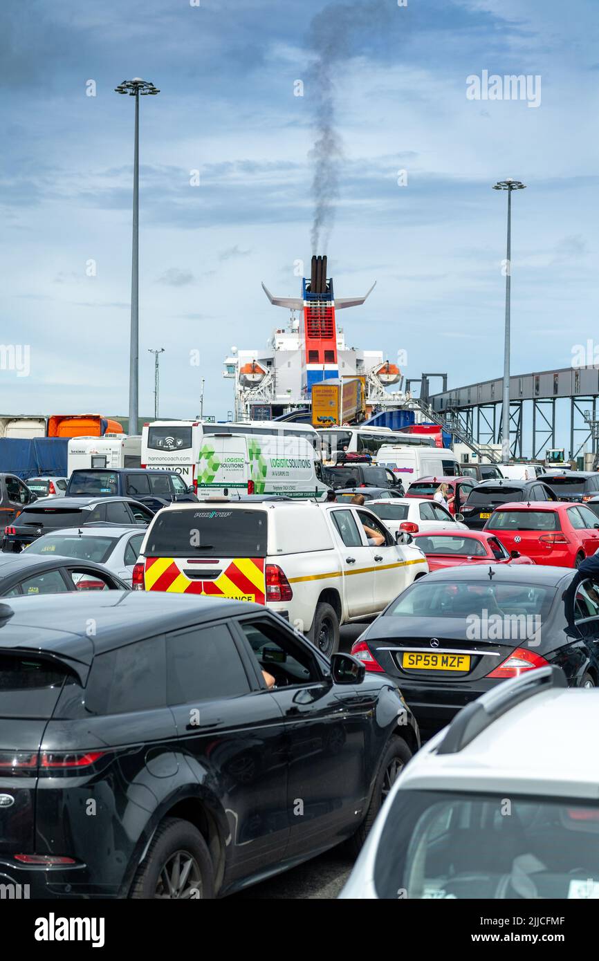 Fahrzeuge, die auf eine Stena Line Fähre von Cairnryan nach Belfast, Schottland, Großbritannien, warten. Stockfoto