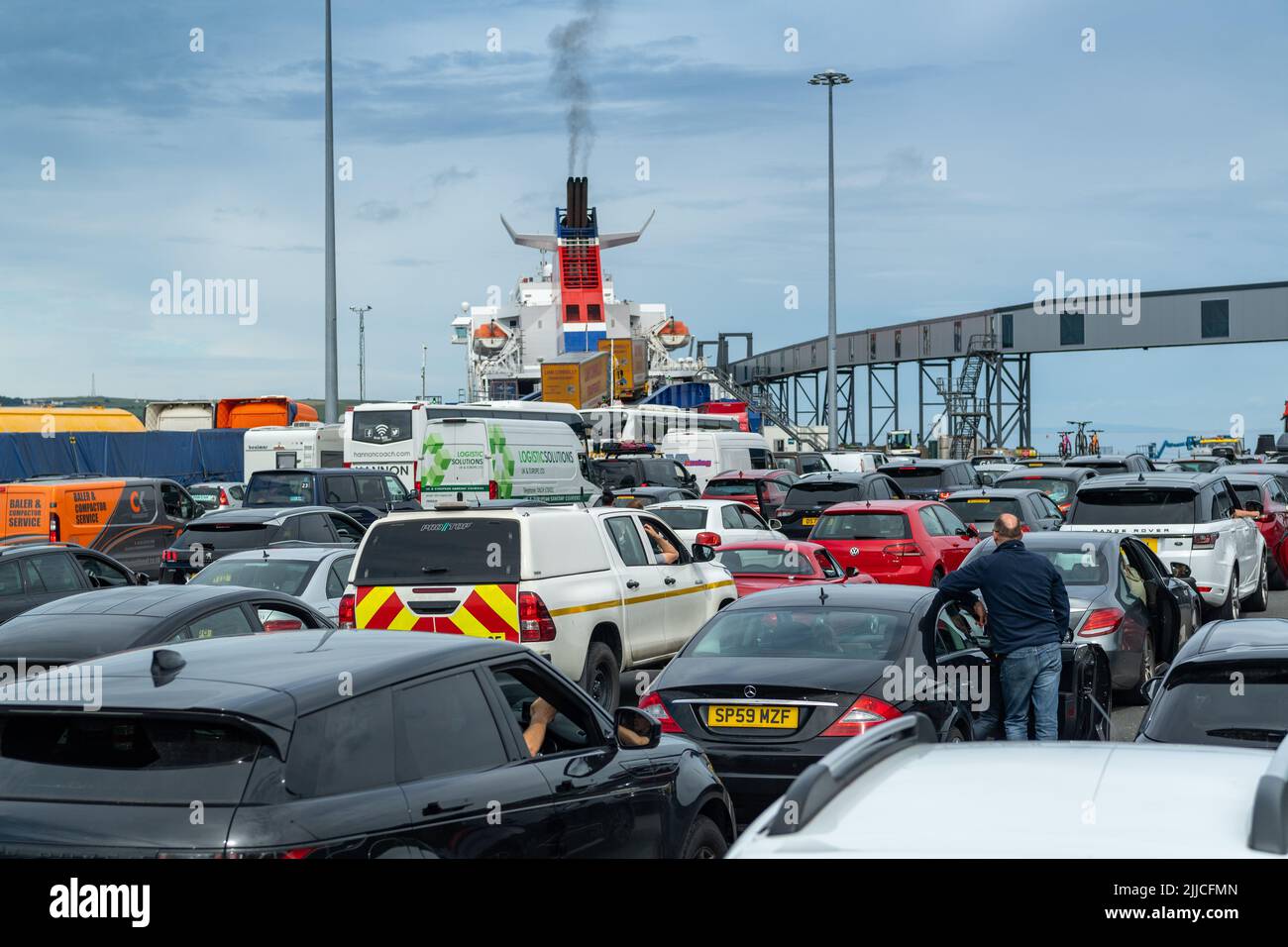 Fahrzeuge, die auf eine Stena Line Fähre von Cairnryan nach Belfast, Schottland, Großbritannien, warten. Stockfoto