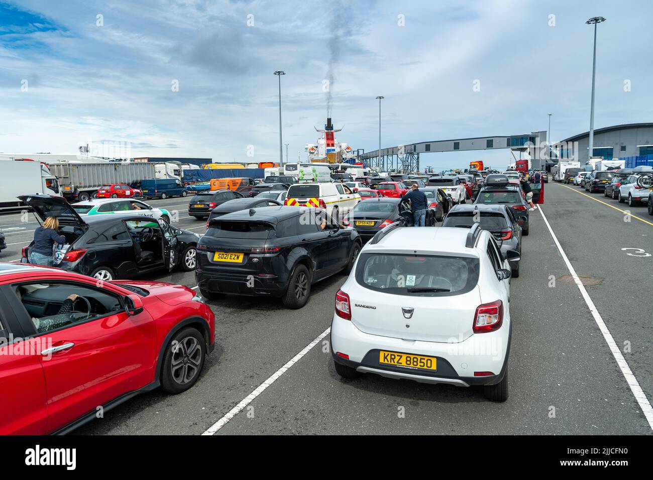 Fahrzeuge, die auf eine Stena Line Fähre von Cairnryan nach Belfast, Schottland, Großbritannien, warten. Stockfoto