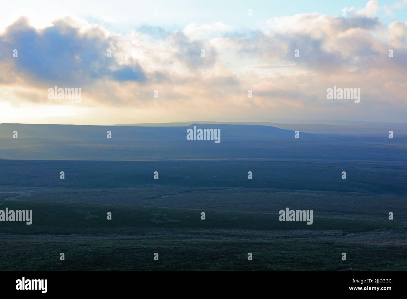 Dramatische Beleuchtung über den Pennine Hills bei Sonnenuntergang, Tan Hill, North Yorkshire, Großbritannien. Stockfoto