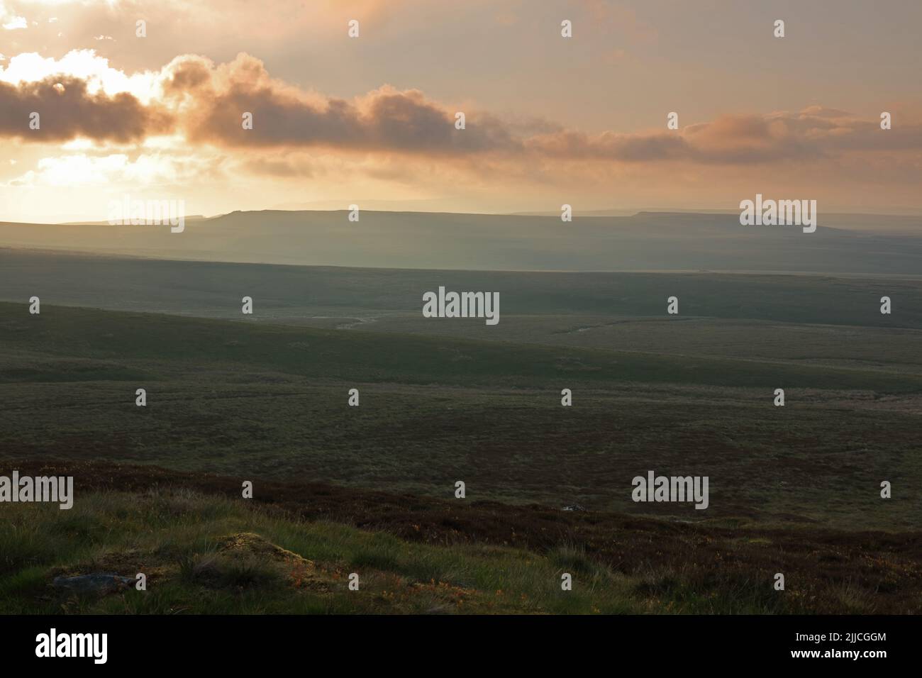 Dramatische Beleuchtung über den Pennine Hills bei Sonnenuntergang, Tan Hill, North Yorkshire, Großbritannien. Stockfoto