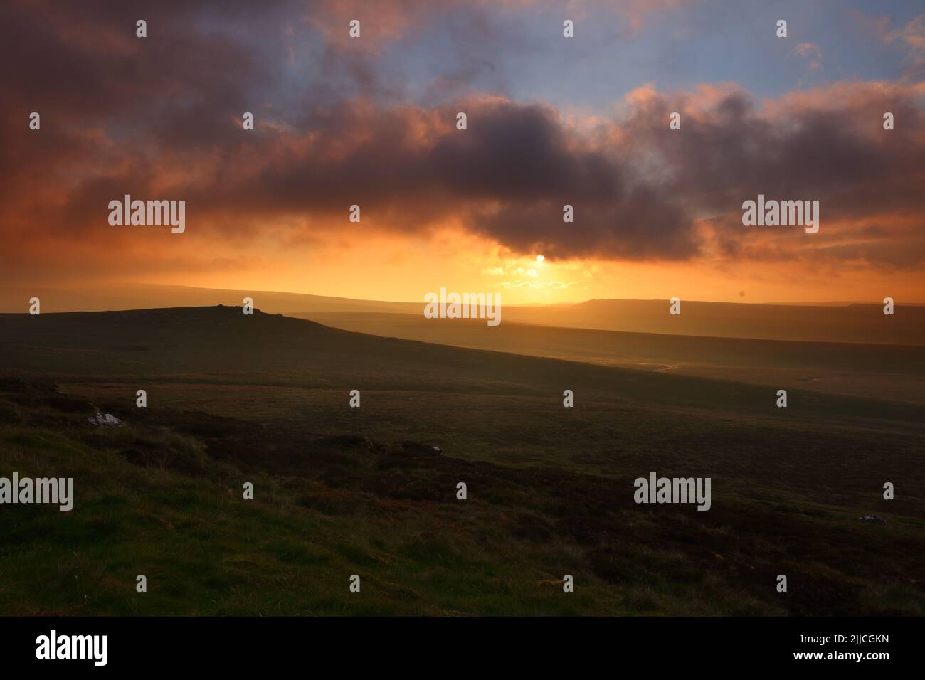 Dramatische Beleuchtung über den Pennine Hills bei Sonnenuntergang, Tan Hill, North Yorkshire, Großbritannien. Stockfoto