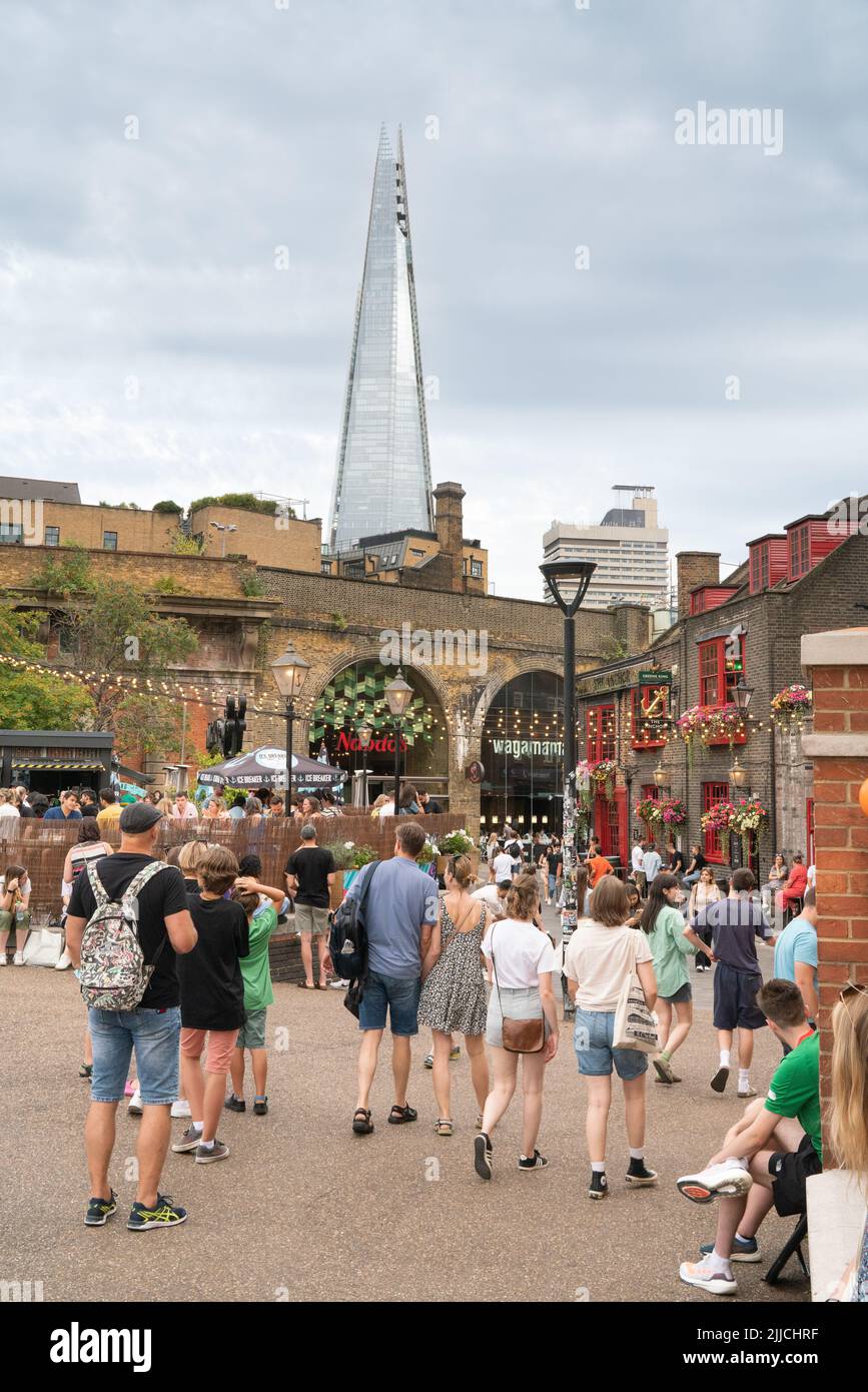 Anchor Bankside – 1615 Thameside Pub, in dem Speisen in Bar und Restaurant serviert werden, mit echtem Ale und Sitzgelegenheiten im Freien, Clink Street, London Stockfoto