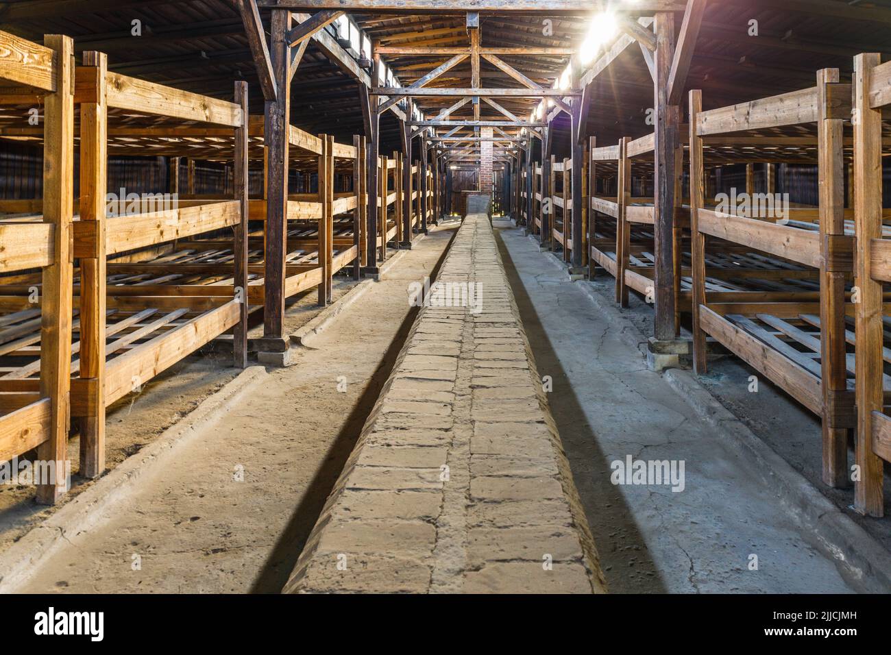 Baracke für Häftlinge im Konzentrationslager Auschwitz-Birkenau. Oswiecim, Polen, 17. Juli 2022 Stockfoto