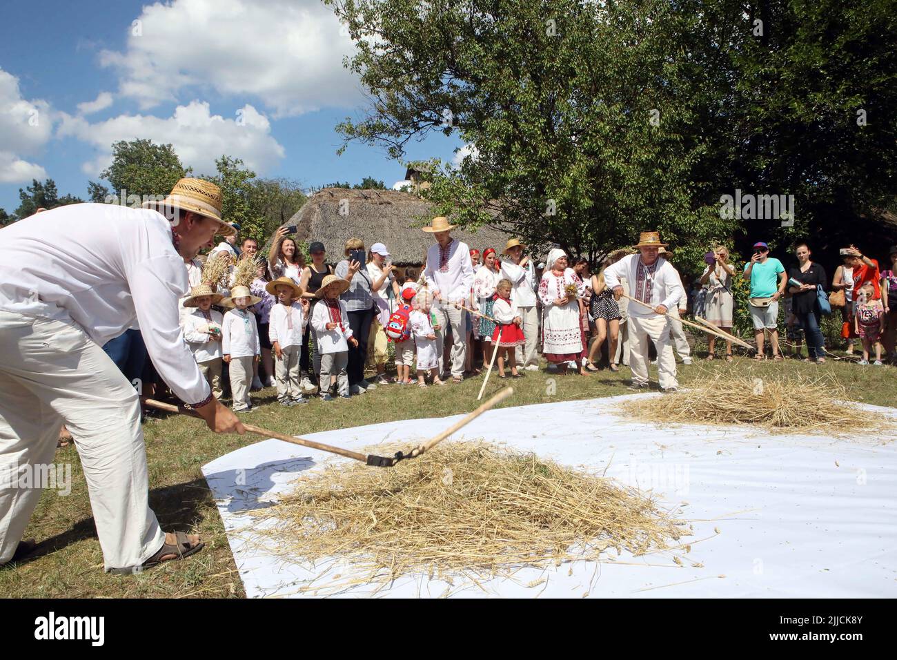 Kiew, Ukraine - 23. Juli 2022 - Menschen in traditioneller ukrainischer Kleidung stellen Obzhynky, ein slawisches Fest, das das Ende der Erntezeit feiert, während der Feier des ukrainischen Brotes im Nationalmuseum für Volksarchitektur und Leben in Pyrohiw, Kiew, der Hauptstadt der Ukraine, wieder auf. Dieses Foto kann nicht in der Russischen Föderation verteilt werden. Foto von Volodymyr Tarasov/Ukrinform/ABACAPRESS.COM Stockfoto