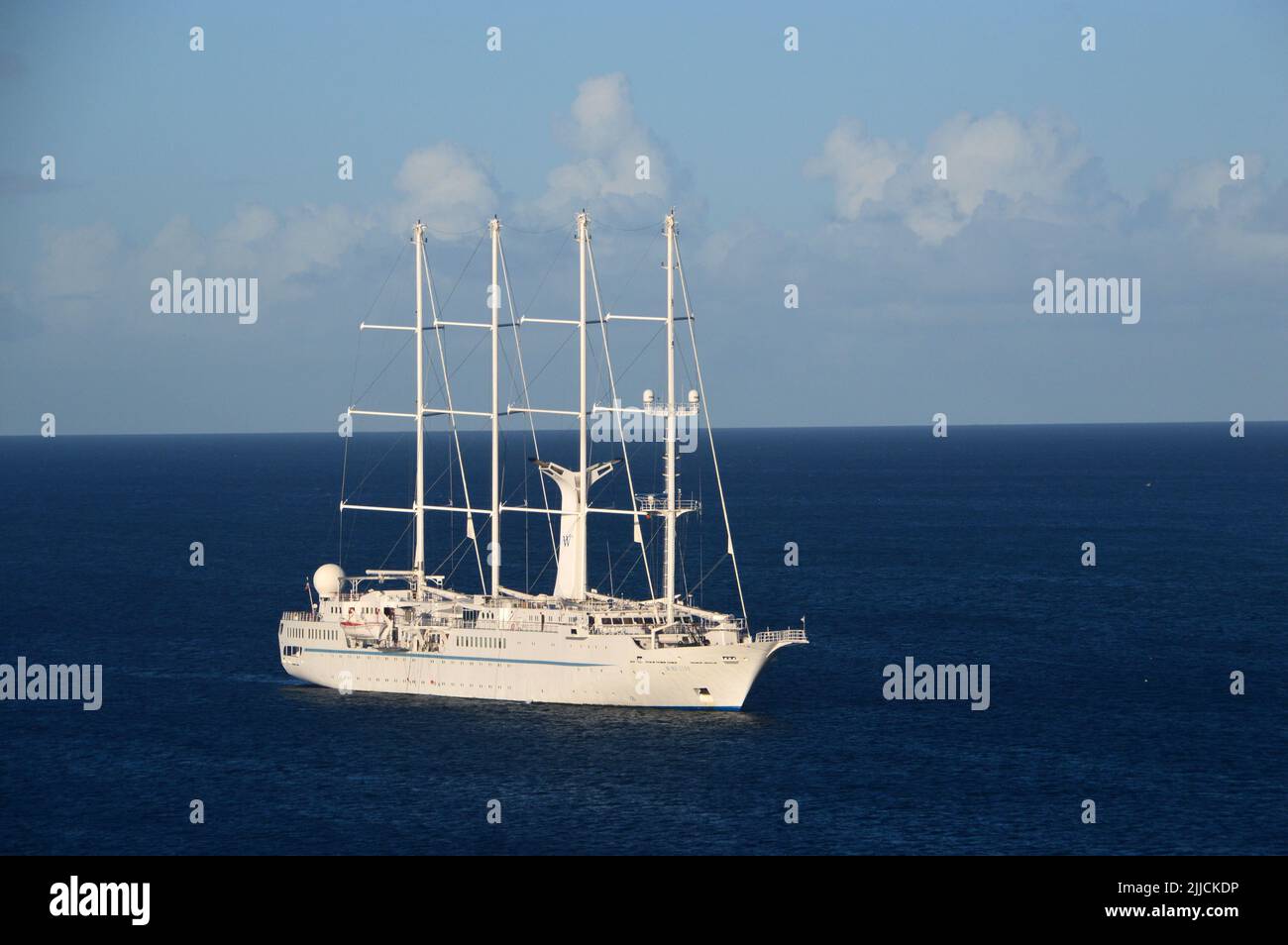 The Wind Star eine kleine 4-Mast Luxus-Segelyacht bei Anchor in der Bucht von Basseterre, St. Kitts & Nevis in der Karibik. Stockfoto