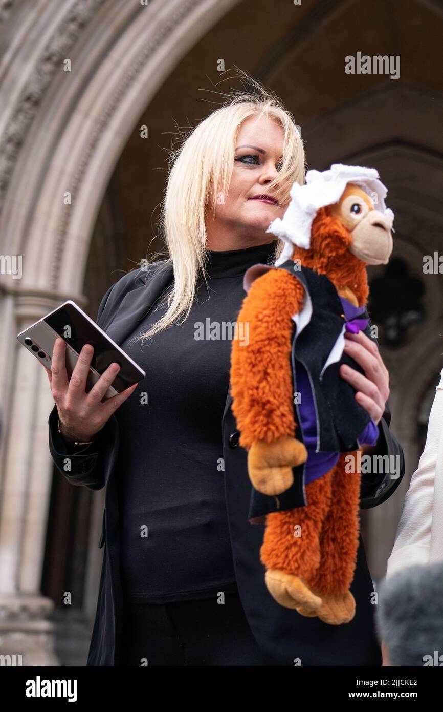 Hollie Dance, die Mutter von Archie Battersbee, hält ein Plüschtier mit einer legalen Perücke und einem rechtlichen Kleid in der Tasche, während sie mit den Medien vor den Royal Courts of Justice, London, spricht. Die Eltern von Archie, 12, haben ihren Appell verloren, die Lebenshilfe ihres Sohnes nicht mehr abzuschalten. Bilddatum: Montag, 25. Juli 2022. Stockfoto