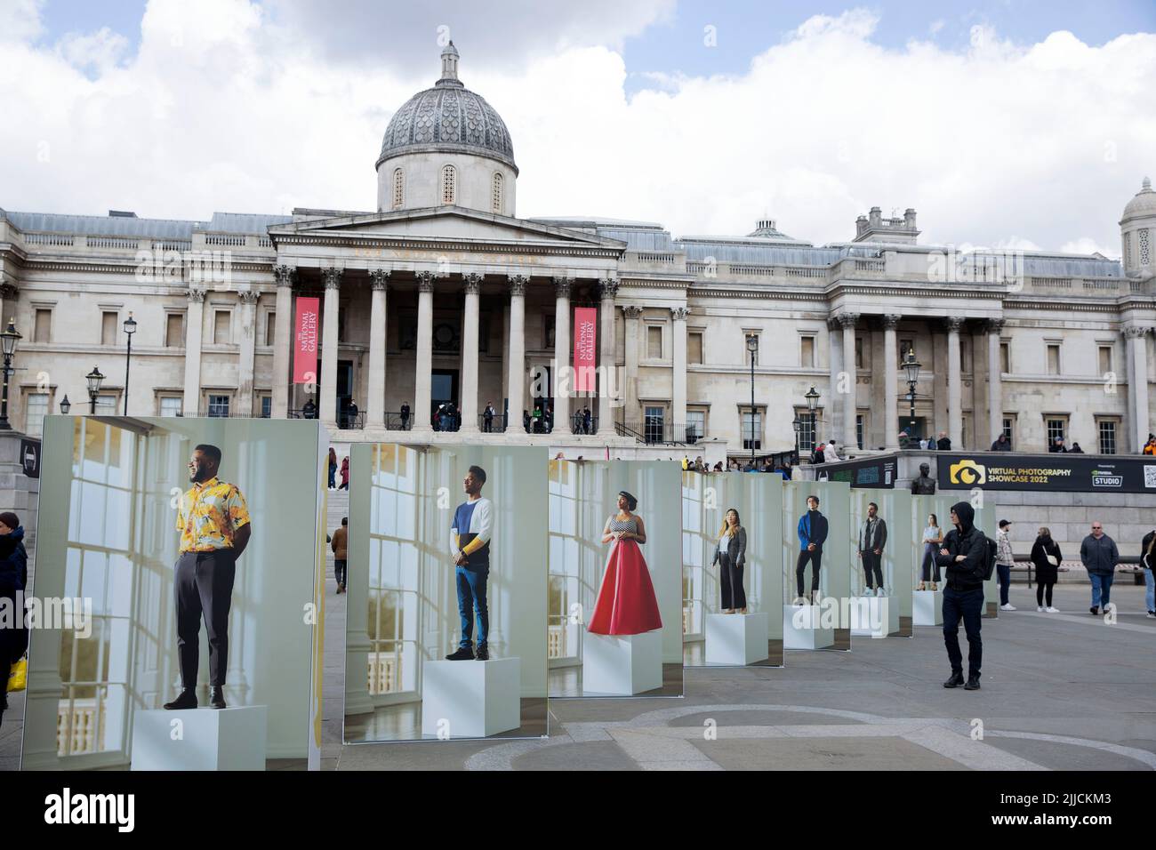 Auf dem Trafalgar Square in London werden Panels der Fotoausstellung ‘Ensemble’, die das London Games Festival kennzeichnet, gezeigt. Stockfoto