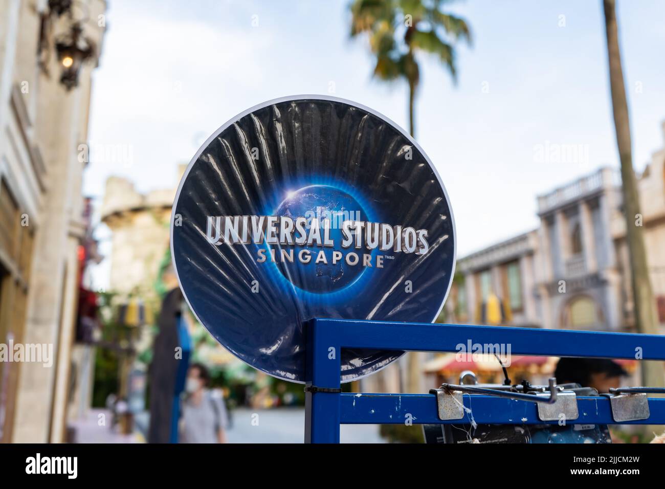 Singapur - 20. Juli 2022: Logo der Universal Studios Singapore auf einem Stand. Stockfoto