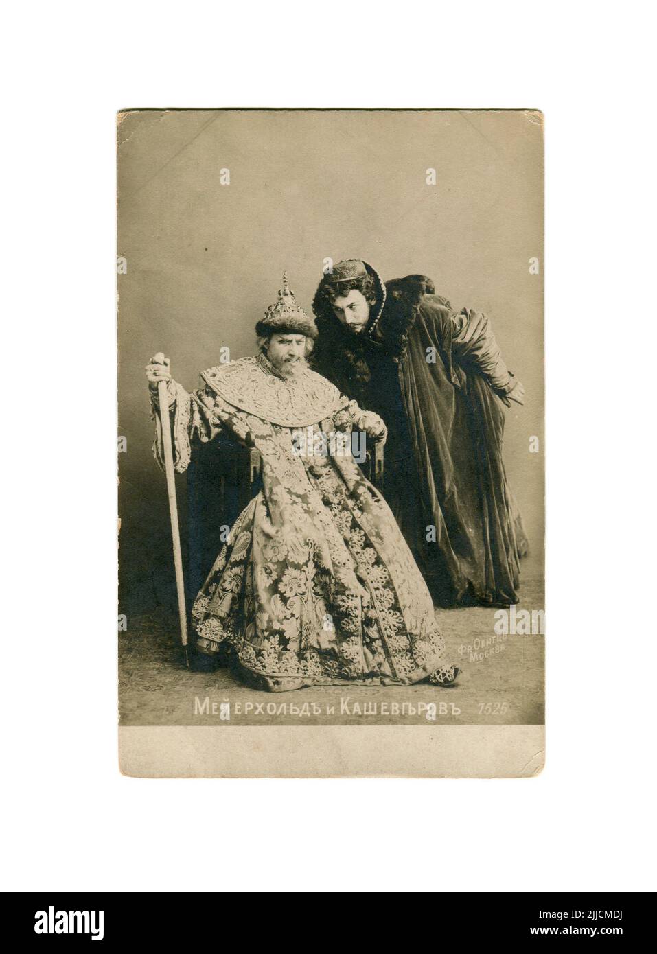 Vsewolod Emilijewitsch Meyerhold (russisch: Всеволод Эмильевич Мейерхольд; deutscher gebürtiger Deutscher: Karl Kasimir Theodor Meyerhold; 9. Februar [o.S. 28. Januar] 1874. – 2. Februar 1940) und A. S. Kosheverov in „der Tod Iwans des Schrecklichen“ von A. K. Tolstoi. Alte Vintage-Postkarte des Russischen Reiches, 1902. Stockfoto