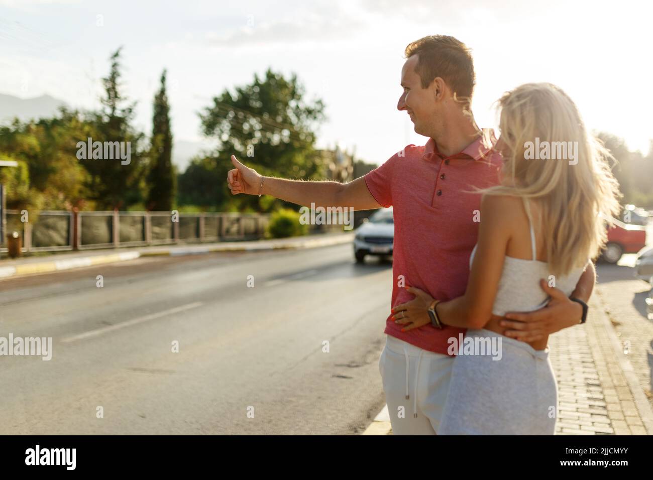 Glückliches junges Paar, das unterwegs tramping. Reisen, Transportkonzept. Stockfoto