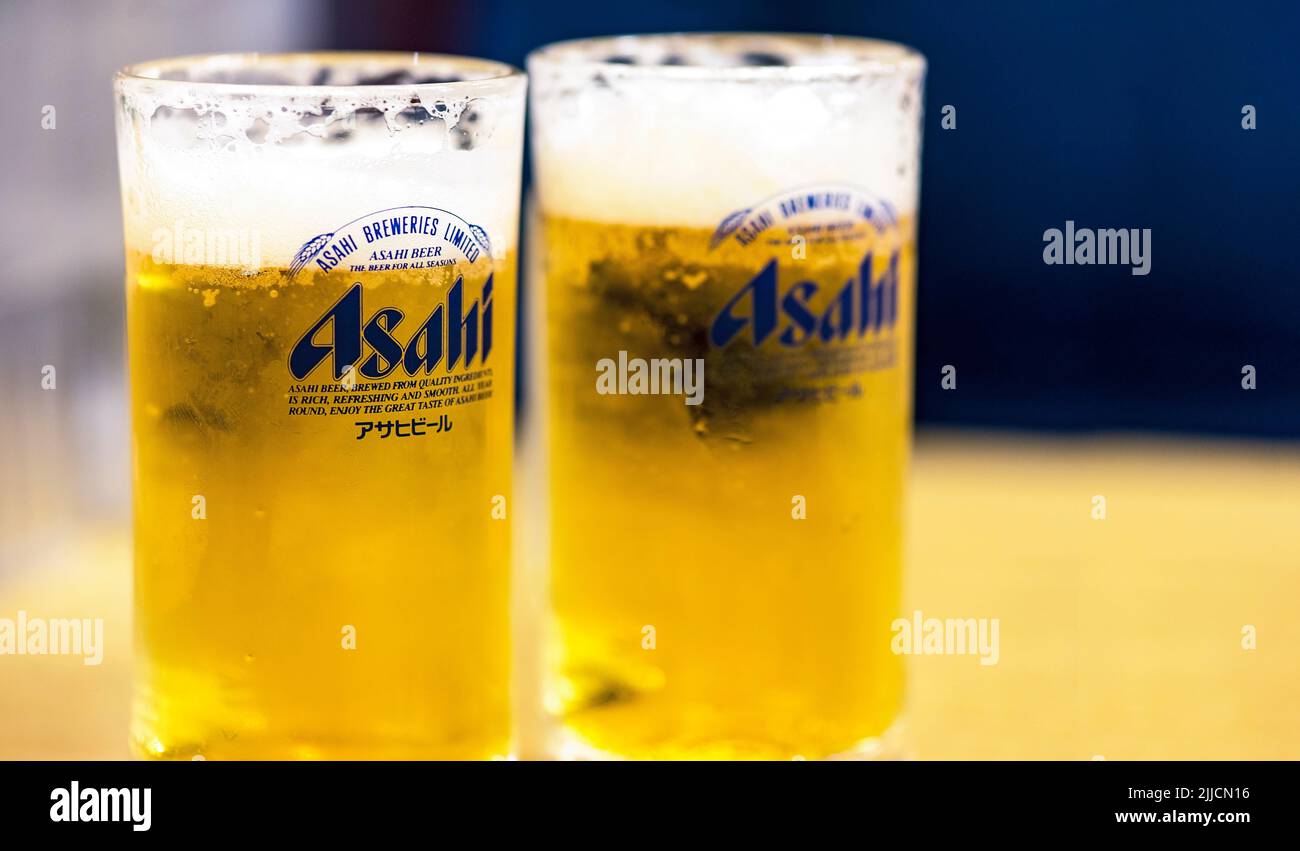 TOKIO - JAN 01: Zwei Gläser mit traditionellem japanischen Bier Asahi auf einem Tisch im Restaurant, Tokyo 01. 01 2022 Japan Stockfoto